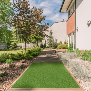 Grüner Infinitygrass Kunstrasen 200x300 cm auf Holzterrasse im Garten.