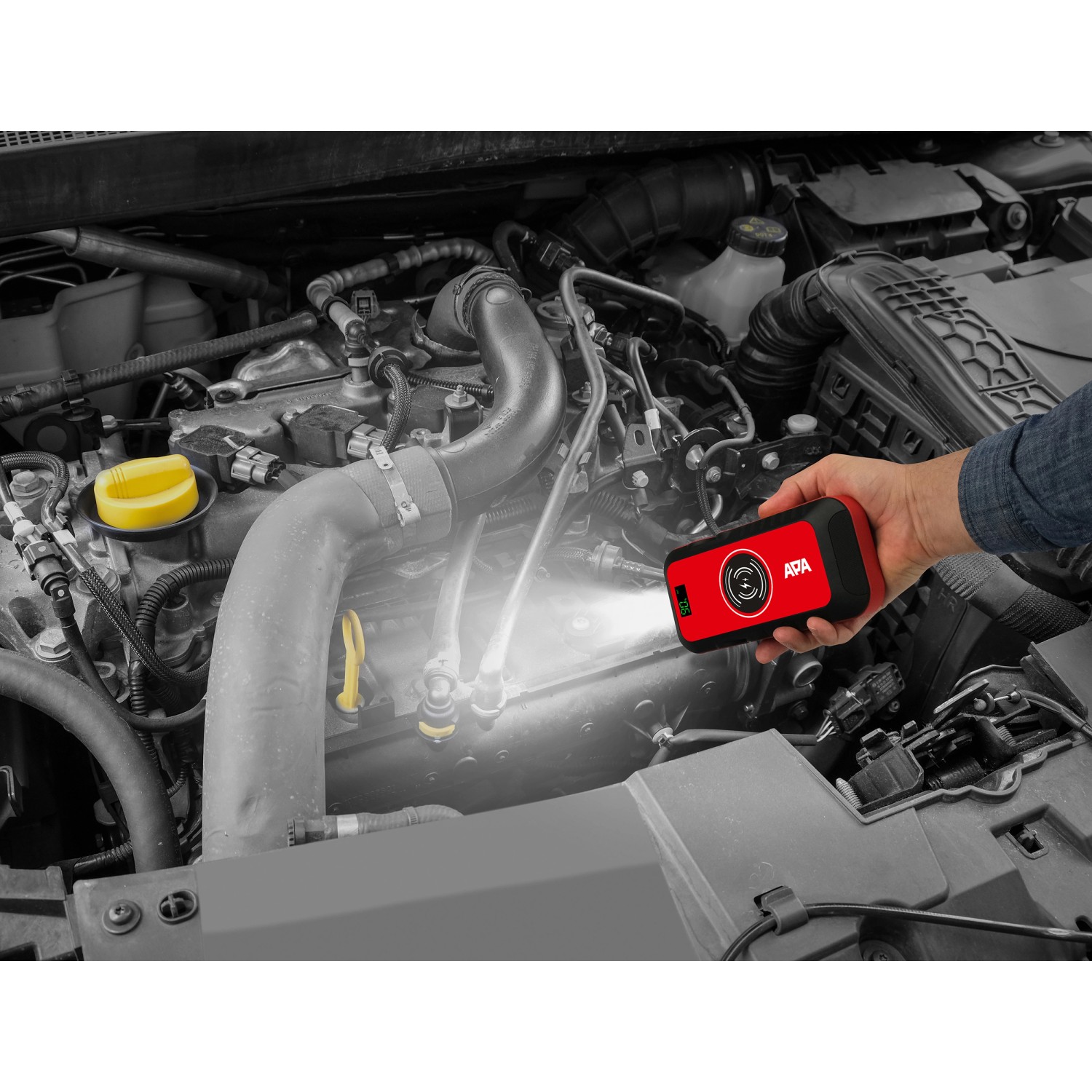 Rotes Apa Schnellstartsystem Lithium Powerpack 16.000 mAh im Einsatz am Auto-Motorraum.