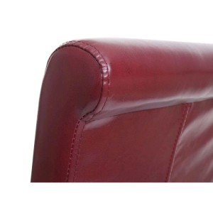 Detailaufnahme: Rot-brauner Barhocker C33 mit Kunstlederbezug und hellen Beinen.
