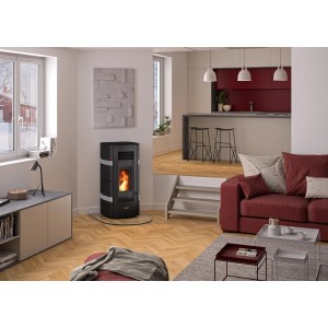 Justus Pelletofen Sia, Stahl schwarz-grau, 8 kW, mit Flamme im Wohnraum.