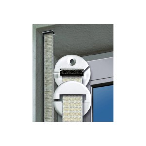 Weiße Schellenberg Rollladen Gurtführung Duo Mini/Maxi am Fenster mit Rollladengurt.