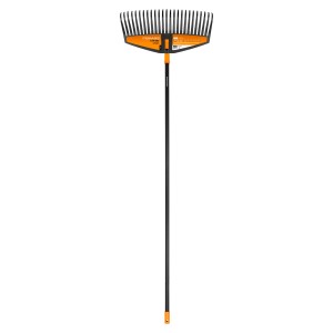Fiskars Laubbesen Solid L: Breiter Laubrechen mit Kunststoffzinken und langem Stiel für Gartenarbeiten.