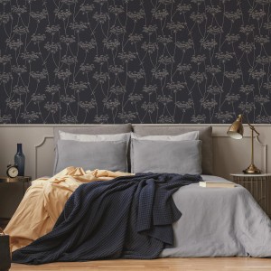 Schlafzimmer mit dunkelblauer Superfresco Easy Vliestapete Aura Navy mit Blumenmuster.