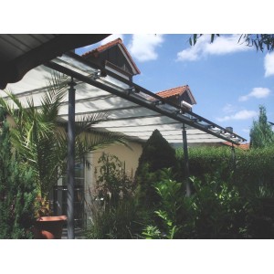 Silbergraues Floracord Vierecksonnensegel 420x140 cm als Sonnen- und Sichtschutz auf Terrasse.