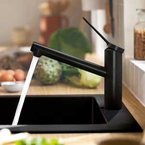 Hansgrohe Zesis M33 Küchenarmatur, Einhebelmischer 150, Schwarz Matt mit laufendem Wasser.