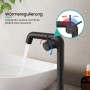 Schwarze matte Emke Waschtischarmatur mit Einhebelmischer. Wasser fließt ins Waschbecken. Präzise Temperaturregelung für Bad.