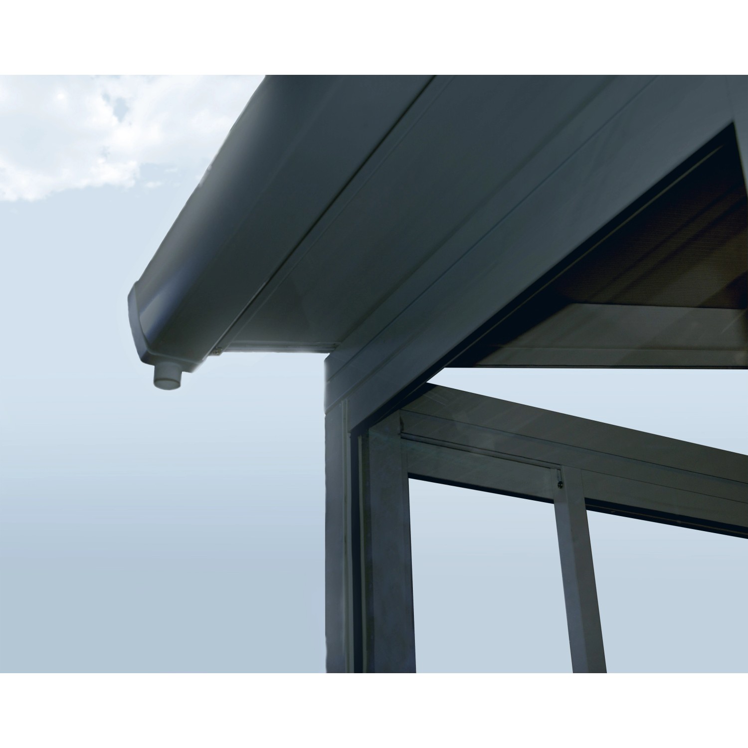 Detailansicht Wintergarten SanRemo Anthrazit: Dach, Regenrinne und Rahmen.