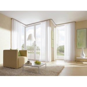 Wohnraum mit Gardinenschiene und Edelstahloptik-Blende (5 cm) von Gardinia.