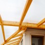 Helle Terrassenüberdachung mit Thermo Hohlkammerplatte Sun Weiß/Opal und Holzkonstruktion.
