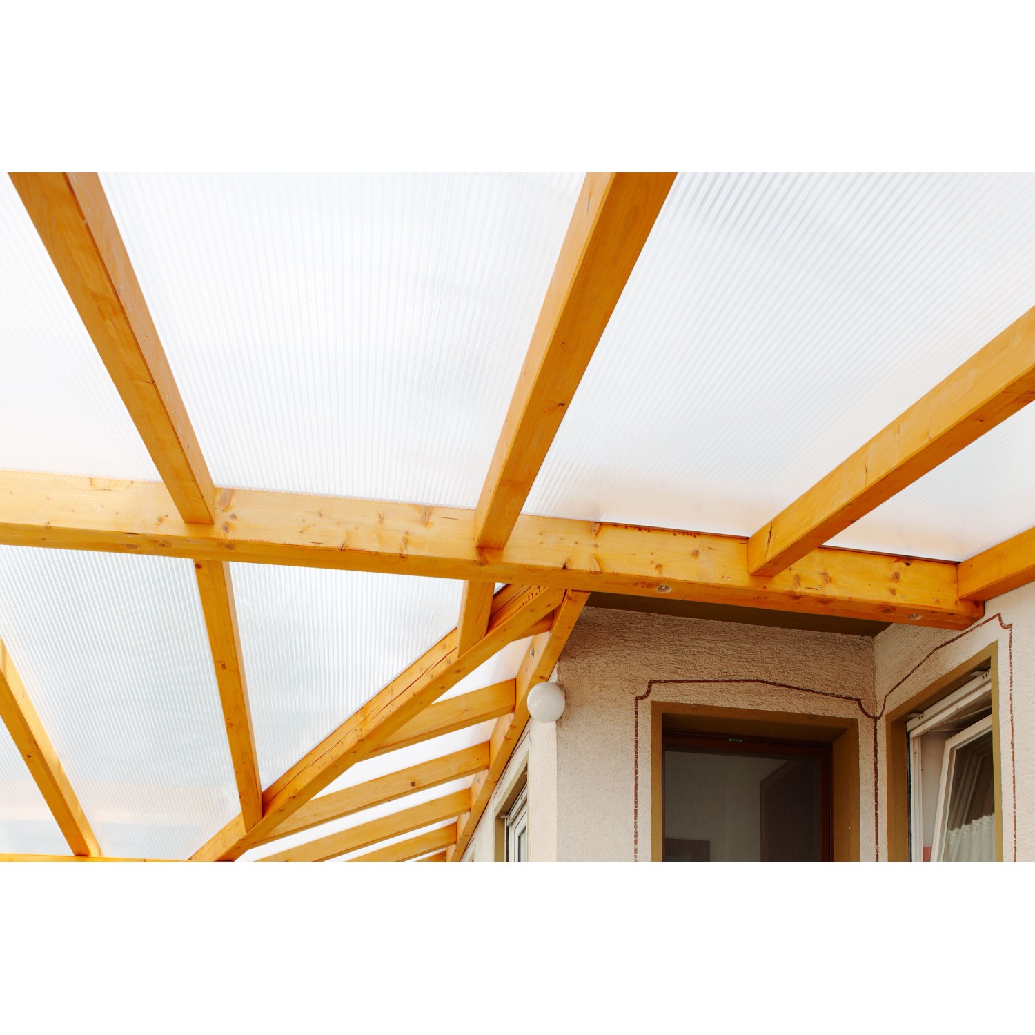 Helle Terrassenüberdachung mit Thermo Hohlkammerplatte Sun Weiß/Opal und Holzkonstruktion.