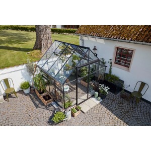 Schwarzes Halls Gewächshaus Qube+ 88 (6,6 m²) mit Pflanzen im Garten.