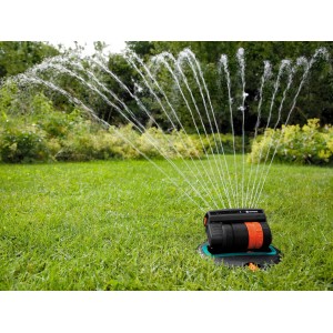 Gardena Sprinklersystem Versenk-Viereckregner OS 140 in Aktion, Rasenbewässerung im Garten.