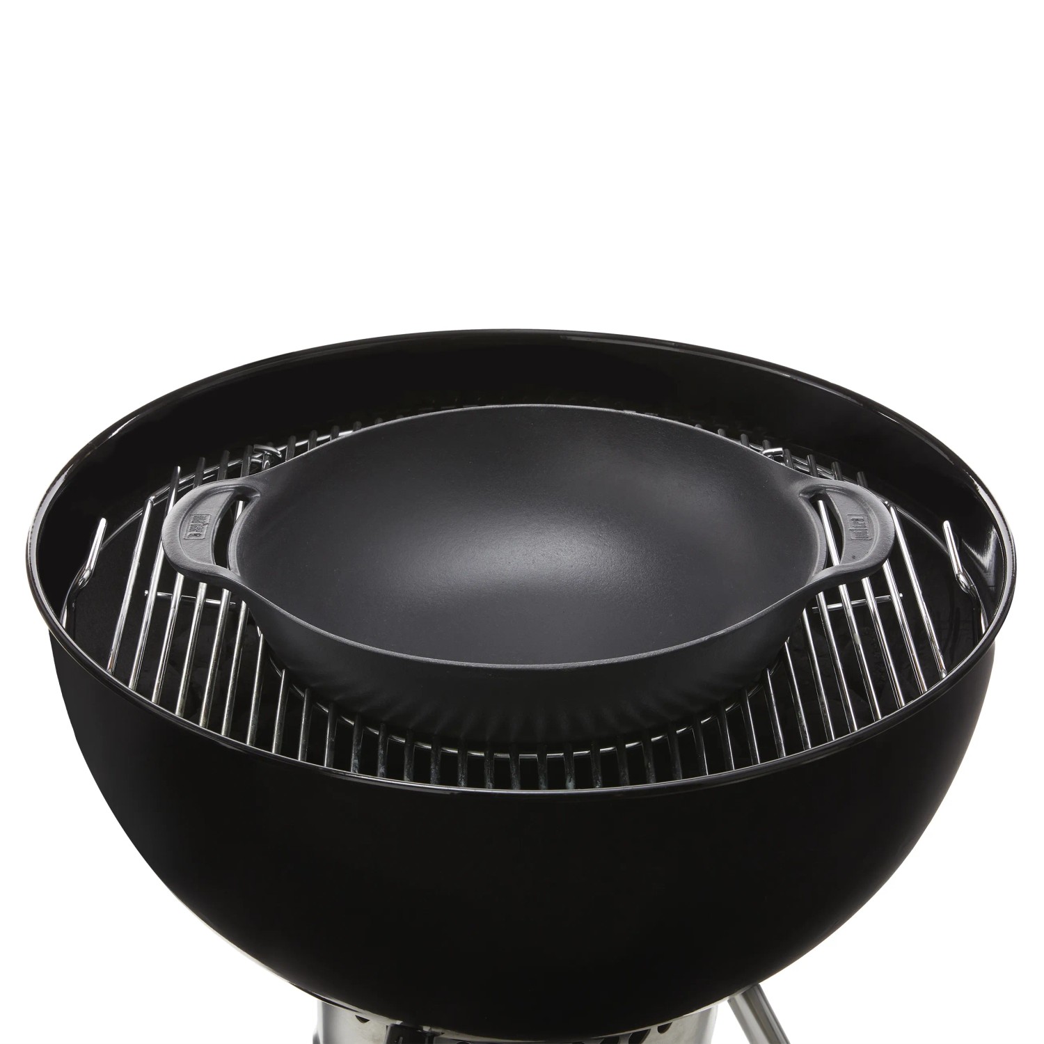 Weber Crafted Wok, 5,7 l, schwarz, aus Gusseisen, auf einem Grill. Ideal für asiatische Grillgerichte.