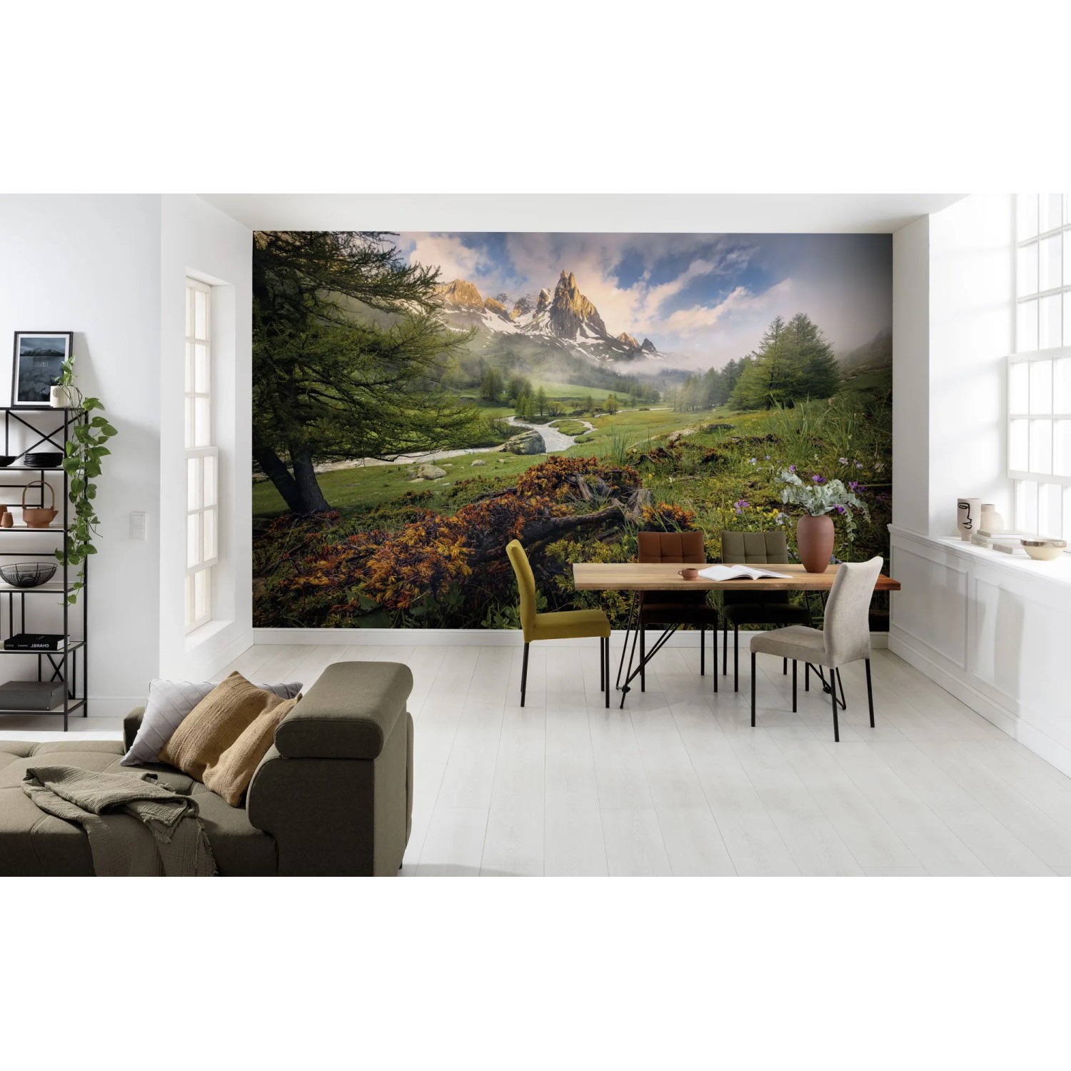 Komar Fototapete Morning Walk mit Berglandschaft im Wohnraum, 368x254 cm.