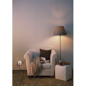 Ledvance Smart Home Steckdose mit Nachtlicht in Weiß, integriert in Wohnraum-Szene.