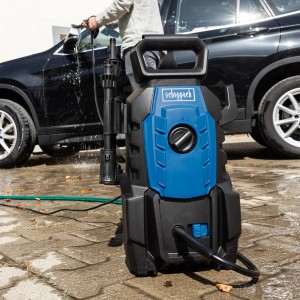 Scheppach Hochdruckreiniger HPC1400 beim Reinigen eines Autos. Kompakter, blauer Hochdruckreiniger.