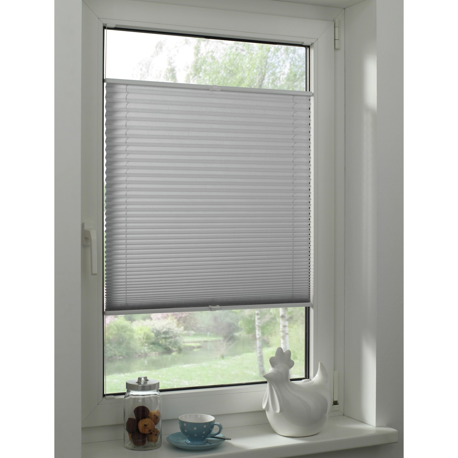 Graues Gardinia Plissee Concept Tageslicht, 40x130 cm, am Fenster montiert.