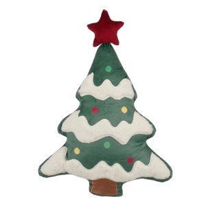 Grünes Weihnachtsbaum-Kissen mit rotem Stern, weißem Schnee und bunten Kugeln. Festliche Weihnachtsdekoration.