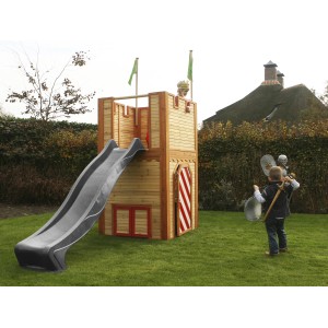 Axi Arthur Spielhaus aus Holz mit grauer Rutsche und zwei Kindern beim Spielen im Garten.