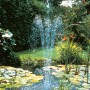 Ubbink Elimax 2000 Springbrunnenpumpe im Gartenteich mit Fontäne.