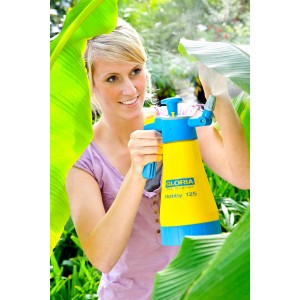 Frau benutzt Gloria Hobby 125 Flex Drucksprühgerät (1,25 l) zur Pflanzenpflege.