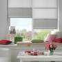 Graues Gardinia Easyfix Raffrollo, magnetisch verstellbar, am Fenster montiert.