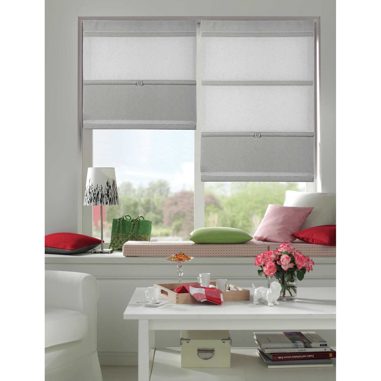 Graues Gardinia Easyfix Raffrollo, magnetisch verstellbar, am Fenster montiert.