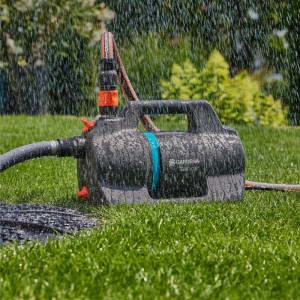 Gardena Gartenpumpe 5400 Silent im Einsatz auf Rasen, bewässert von oben.