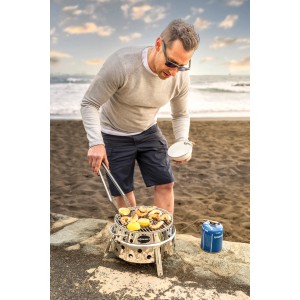 Petromax Gasgrill Atago beim Grillen von Garnelen am Strand. Kompakter Edelstahl-Grill mit Zubehör.