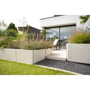 Diephaus L-Stein bewehrt grau, 55x100x30x8 cm, als Einfassung in einem Garten.