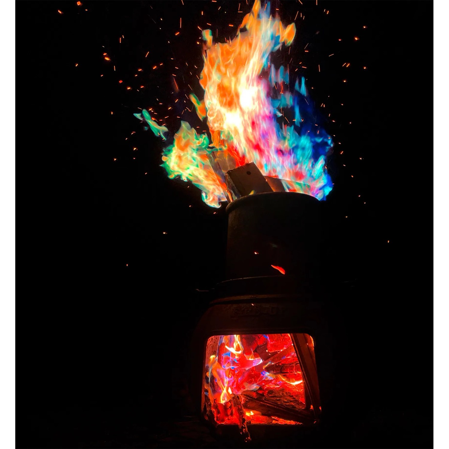 Buntes Feuer durch Feuerfarbe in einem Ofen, Farben: Rot, Orange, Gelb, Grün, Blau und Lila.