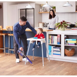 Black+Decker Akku-Handstaubsauger Pet im Einsatz mit Tierhaarbürste in Küche.