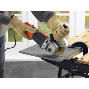Black+Decker Winkelschleifer KG701 beim Schleifen einer Fliese.