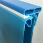 Detailaufnahme Stahlwand-Pool Calypso: Blaue Poolfolie mit Einhängebiese und Alu-Steckprofil.