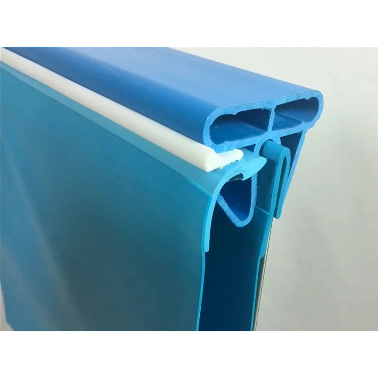 Detailaufnahme Stahlwand-Pool Calypso: Blaue Poolfolie mit Einhängebiese und Alu-Steckprofil.