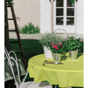Runde, anisgrüne Garten-Tischdecke (Ø 130 cm) auf Gartentisch mit Blumen.