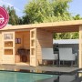Naturbelassenes Karibu Holz-Gartenhaus Speedy A mit Anbaudach, offener Tür und überdachter Terrasse am Pool.