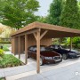 Palmako Anbauschuppen für Carport Karl, braun tauchgrundiert, mit zwei geparkten Autos.