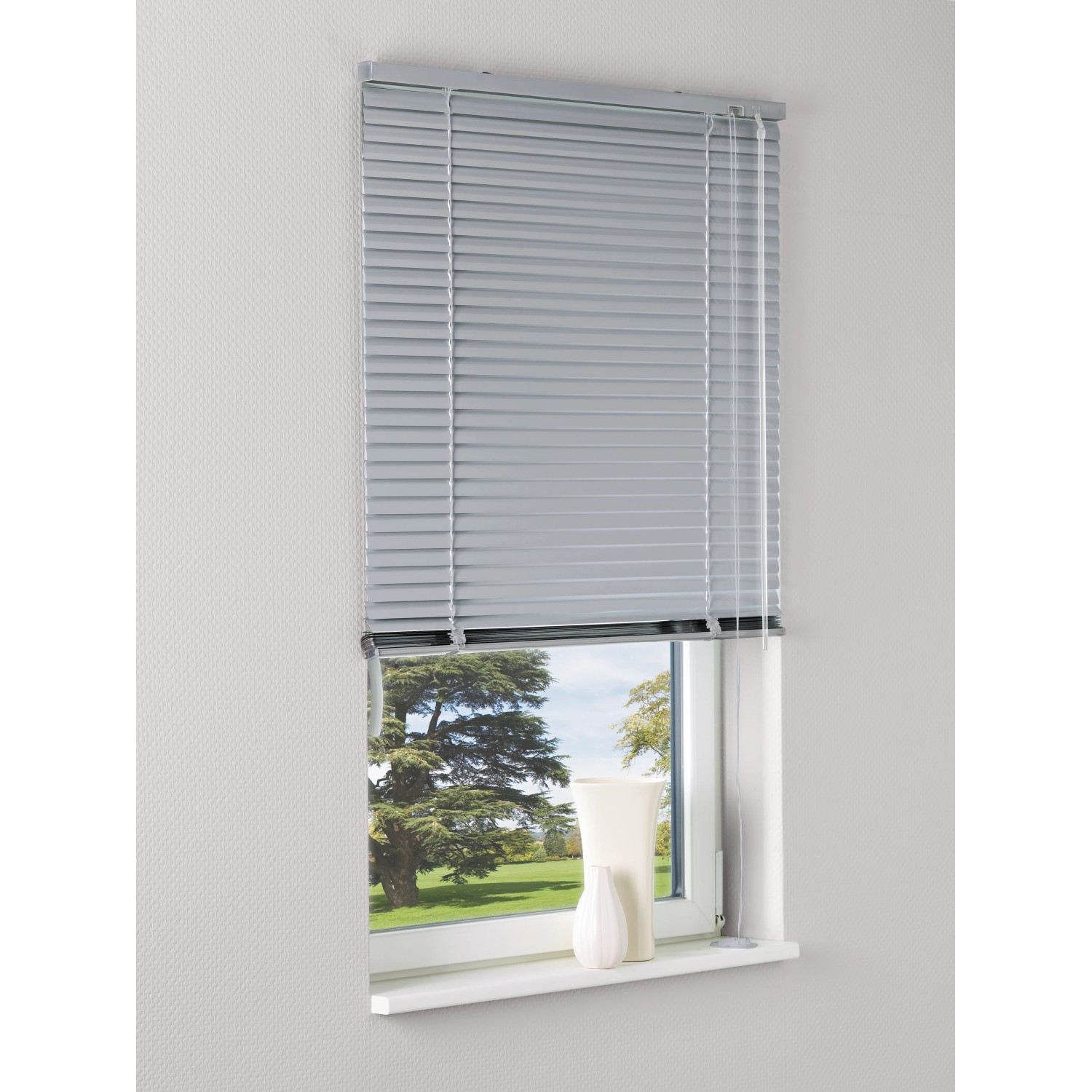 Silberne Aluminium Jalousie Burgos 50x160 cm am Fenster für Sicht- und Sonnenschutz.
