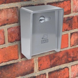 Basi Schlüsselsafe SSPZ 110 aus Edelstahl an Ziegelwand. Robuster Tresor für Schlüssel mit Profilzylinder-Vorbereitung.