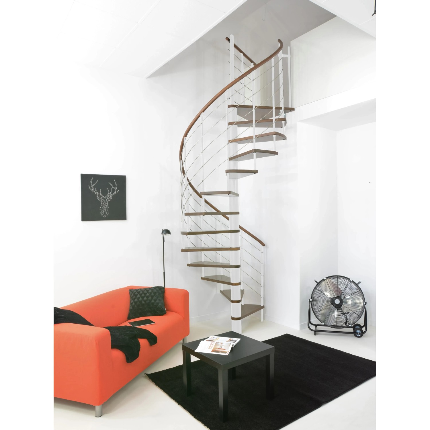 Minka Spindeltreppe Venezia, Walnuss/Weiß, Ø 120 cm. Holzstufen, weißes Geländer. Ideal für kleine Räume.