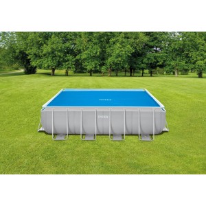 Rechteckiger Intex Ultra Frame Pool 400x200 mit blauer Solarplane zur Wassererwärmung.