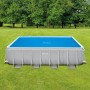 Rechteckiger Intex Ultra Frame Pool 400x200 mit blauer Solarplane zur Wassererwärmung.