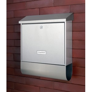 Burg Wächter Briefkasten Inoxstar 4730 aus Edelstahl mit Zeitungsfach an einer Backsteinwand.