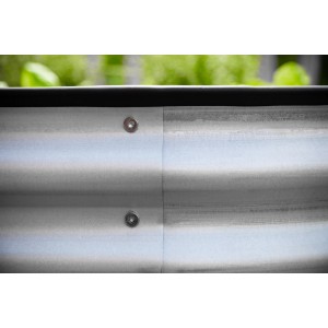 Detailansicht: Silbernes Westmann Hochbeet aus Metall, ovale Form.