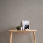 Braune Vliestapete mit glänzendem Metallic-Muster und Struktur. Dekorative Tapete für Wohnräume.