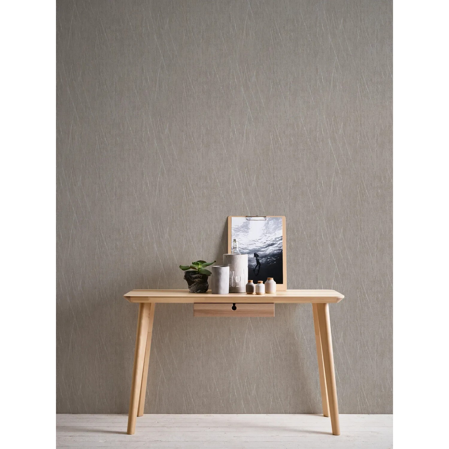Braune Vliestapete mit glänzendem Metallic-Muster und Struktur. Dekorative Tapete für Wohnräume.