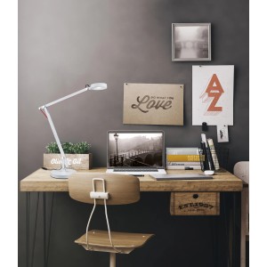 Weiße Trio LED-Tischleuchte auf Schreibtisch mit Deko. Schreibtischlampe mit flexiblem Arm.