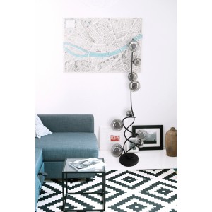 Moderne LED-Stehleuchte Riha von Globo, schwarz matt, mit neun rauchfarbenen Glaskugeln im Wohnzimmer.