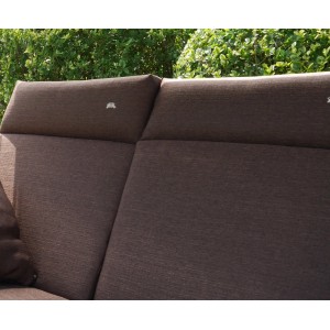 Kaffeebraune, gepolsterte Rückenlehne und Sitzfläche der Hollywoodschaukel Relax Smart Coffee mit Logo-Stickung im Garten.